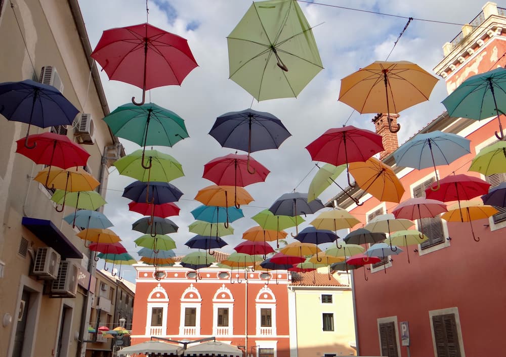 Bunte Regenschirme als Straßenkunst auf dem Patio, Diana Kumst (Unsplash) 