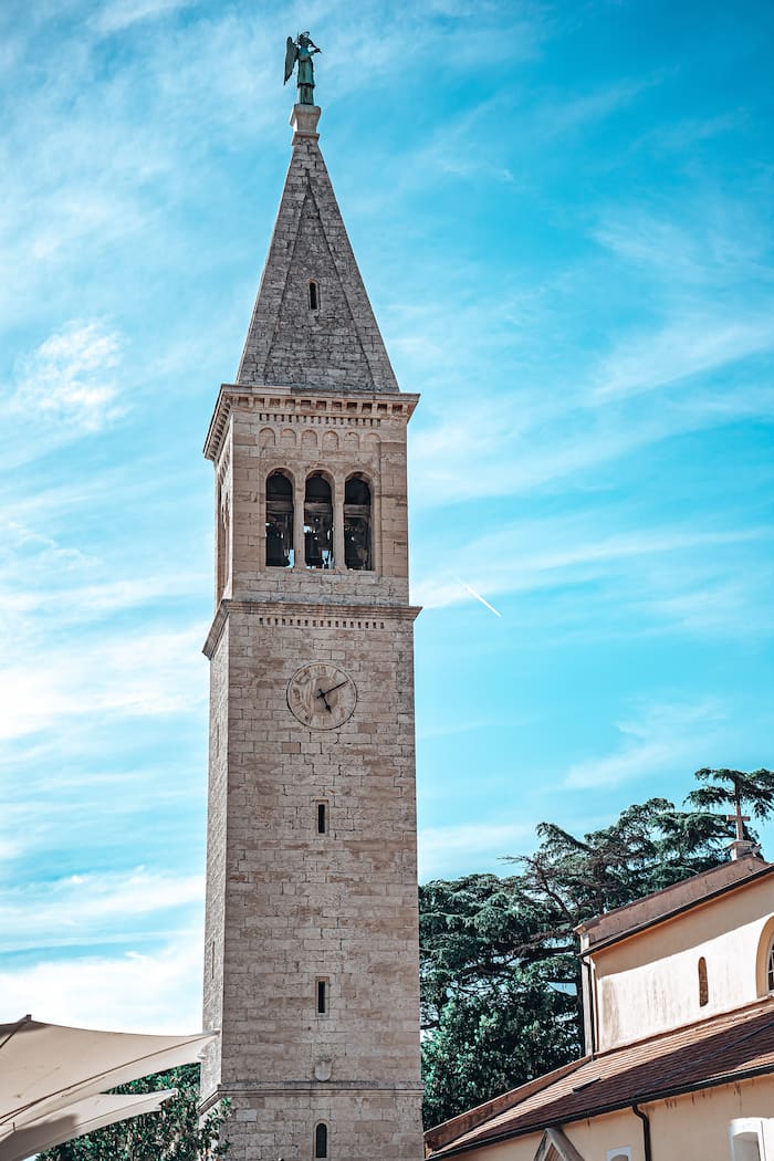 Der Glockenturm in Novigrad neben der Pfarrkirche des Heiligen Pelagius, Dominik Perau (Unsplash)