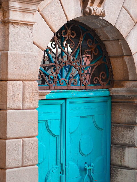 Die alten Häuser in der kleinen Altstadt Rabac sind liebevoll und farbenfroh restauriert. Foto von petravenusova (Pixabay)