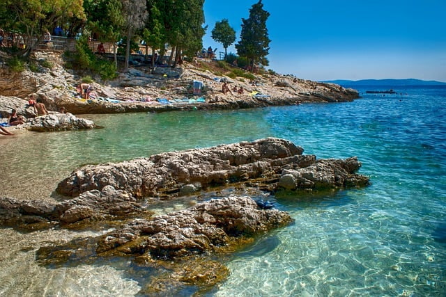 Ob Kieselstrand oder Strand mit Felsen - das Wasser in Rabac ist kristallklar - ideal fürs Schnorcheln oder Tauchen. Foto von ALEXNEWWORLD (Pixabay)
