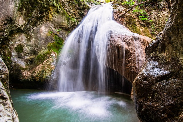 Der Wasserfall von Rabac auf dem Wanderweg der göttlichen Quellen. Foto von chrisbeez (Pixabay)